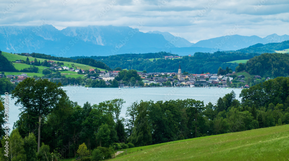 Mattsee, Salzburger Land, an einem bewölkten Sommertag