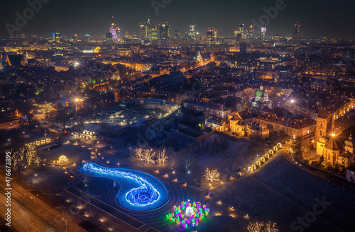 Warszawa, multimedialny park fontann przyozdobiony świątecznymi dekoracjami i lampkami, zimowa panorama miasta