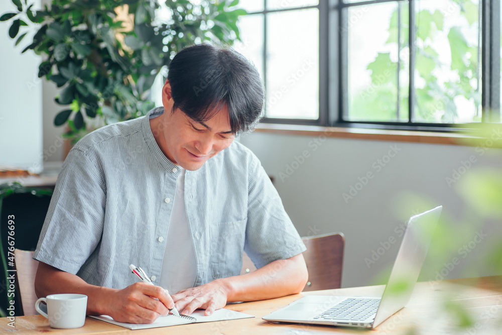 カフェで勉強する男性(考える)
カフェで勉強する男性(考える)