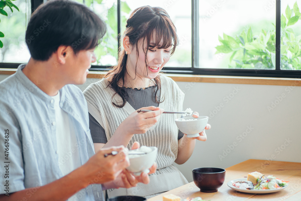 食事をする男女
食事をする男女