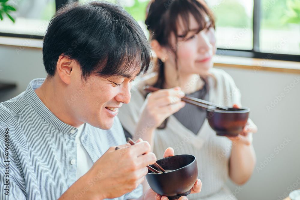 温かい汁を飲む男女 味噌汁 スープ Stock Photo Adobe Stock