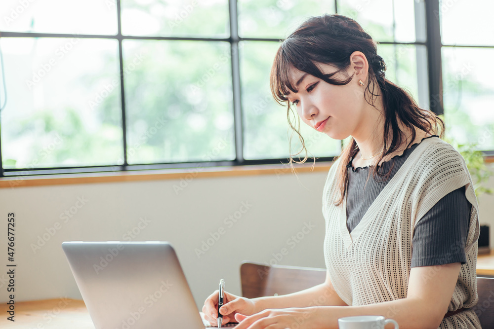 おしゃれ空間で勉強する女性 考える Stock Photo Adobe Stock おしゃれ空間で勉強する女性 考える Stock Photo Adobe Stock