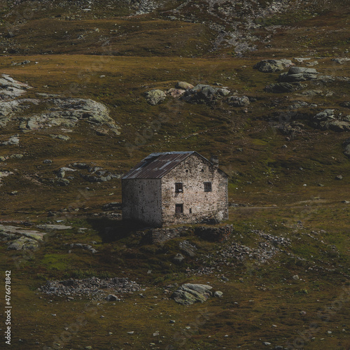 verlassenes Haus in der Natur photo