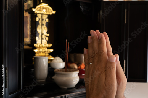仏壇の前で手を合わせる男性 photo