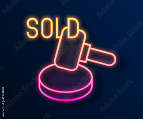 Glowing neon line Auction hammer icon isolated on black background. Gavel - hammer of judge or auctioneer. Bidding process, deal done. Auction bidding. Vector