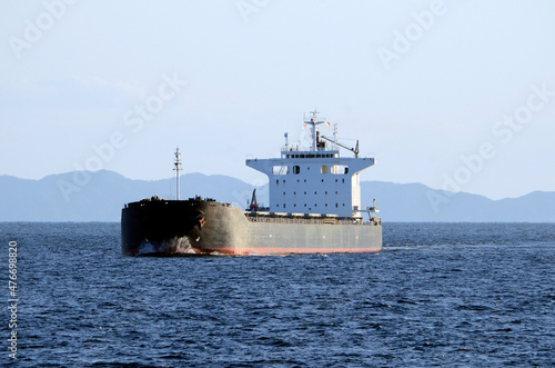 海上の貨物船