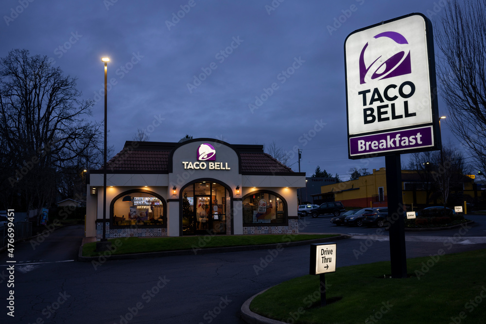Foto de Tigard, OR, USA Dec 23, 2021 Exterior view of a Taco Bell