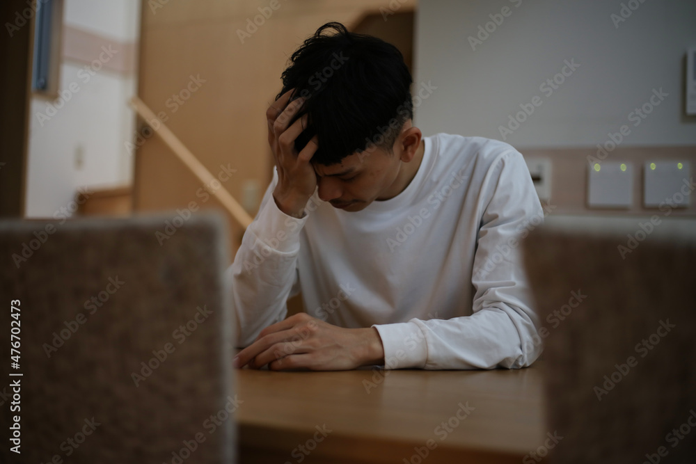 落ち込む男性 落ち込む男性