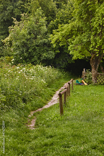 Verwilderter Garten mit Kinder-Kettcar