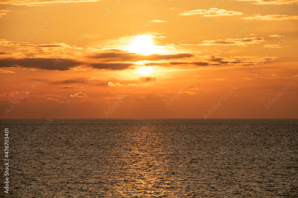 Fototapeta premium 美しい静かな海の夕暮れ 