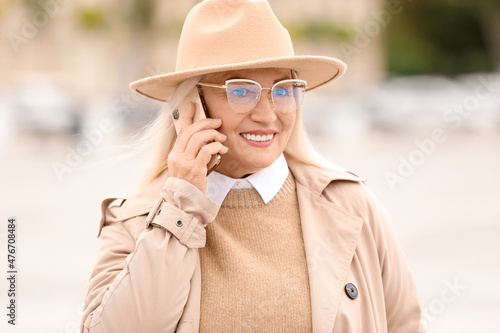 Fashionable mature woman ta...