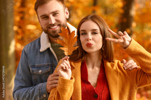 Young couple with autumn le...