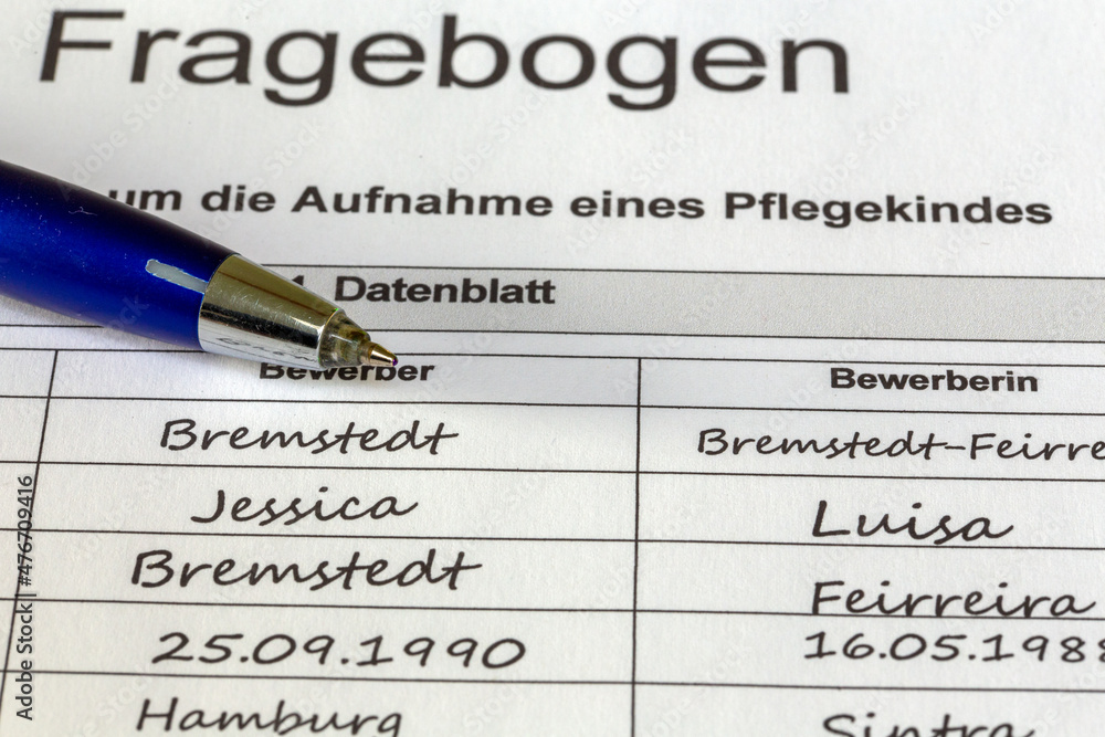 Symbolbild zum Thema Bewerbung um ein Pflegekind: Ausgefüllter Fragebogen mit Kugelschreiber Symbolbild zum Thema Bewerbung um ein Pflegekind: Ausgefüllter Fragebogen mit Kugelschreiber