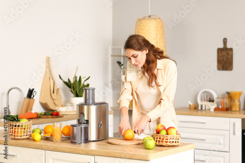 Young woman preparing healt...