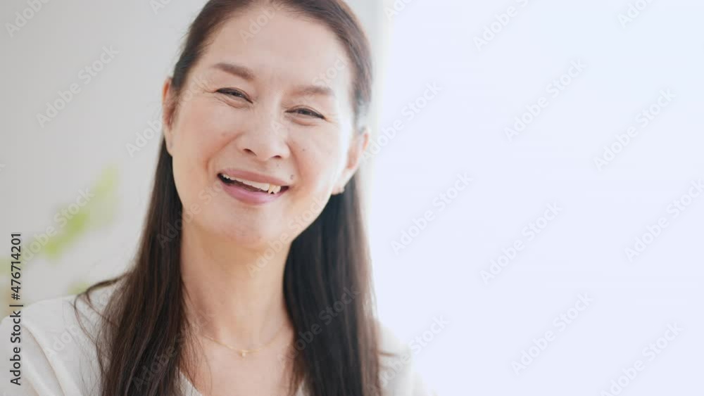 笑顔でオンライン通話をするシニア女性