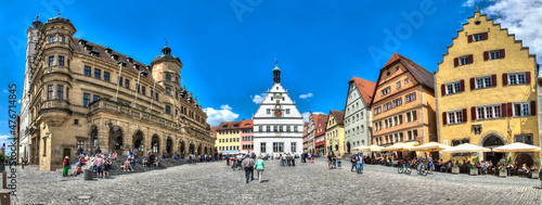 Der Marktplatz in der historischen Altstadt von Rothenburg ob der Tauber