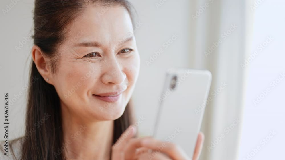 スマートフォンを使うシニア女性