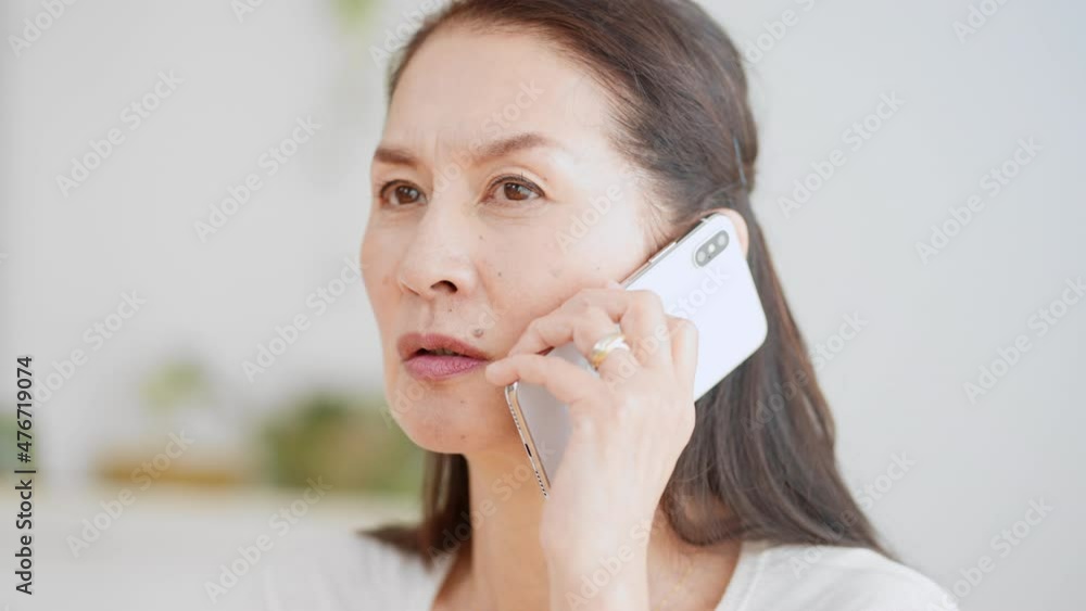 スマートフォンで電話をするシニア女性