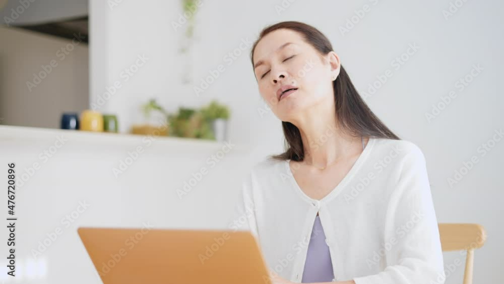 肩こりをもみほぐすシニア女性