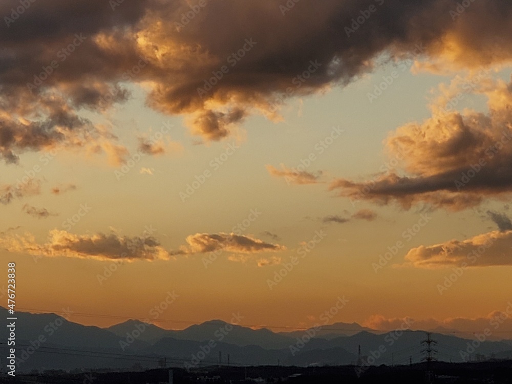 茜色の夕空と雲のシルエット