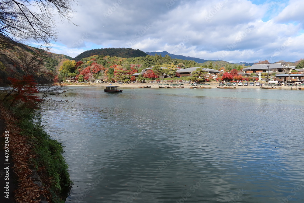  Excursion boats and Hozu-gawa River and autumnal leaves at Arashiyama in Kyoto City in Japan 日本の京都市嵐山の遊覧舟と保津川と紅葉