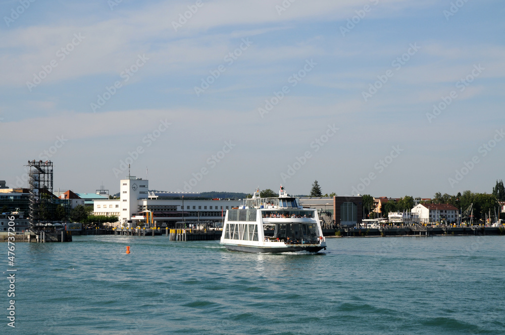 Friedrichshafen am Bodensee, Autofähre bei der Hafenausfahrt Friedrichshafen am Bodensee, Autofähre bei der Hafenausfahrt
