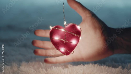 Cuore rosso su tappeto bianco con striscia luci led photo