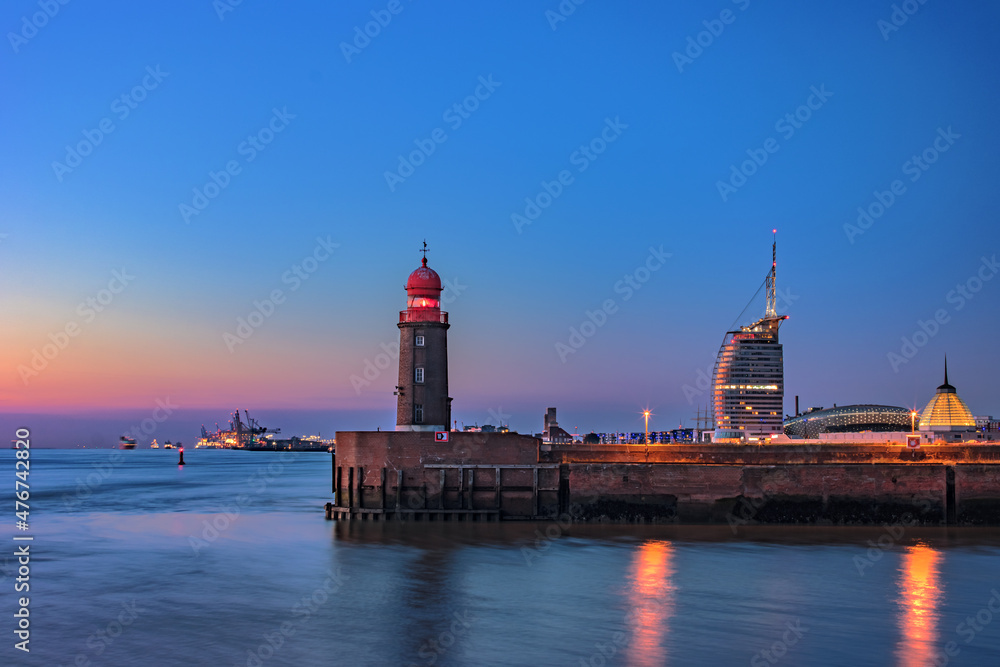 blaue Stunde Skyline Bremerhaven an der Geestemole mit Leuchtturm und Atlantik-Hotel Sail City und Mediterraneo 