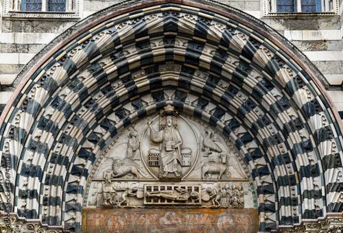 Fotografiet Lunette of the central portal of the Cathedral of San Lorenzo with Christ the Ju