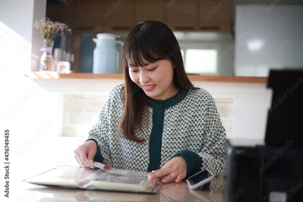 アルバムを見る女性 アルバムを見る女性