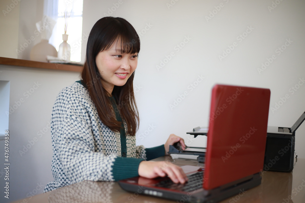 写真をプリントする女性 写真をプリントする女性