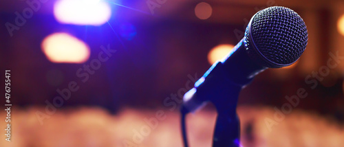 Photo Close up of microphone on stage lighting at concert hall or conference room