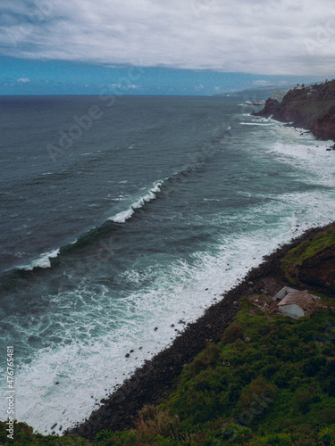 Cuadro del mar con una casa en la orilla