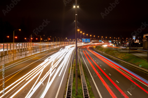 Nocne zdjęcie świateł samochodów na autostradzie