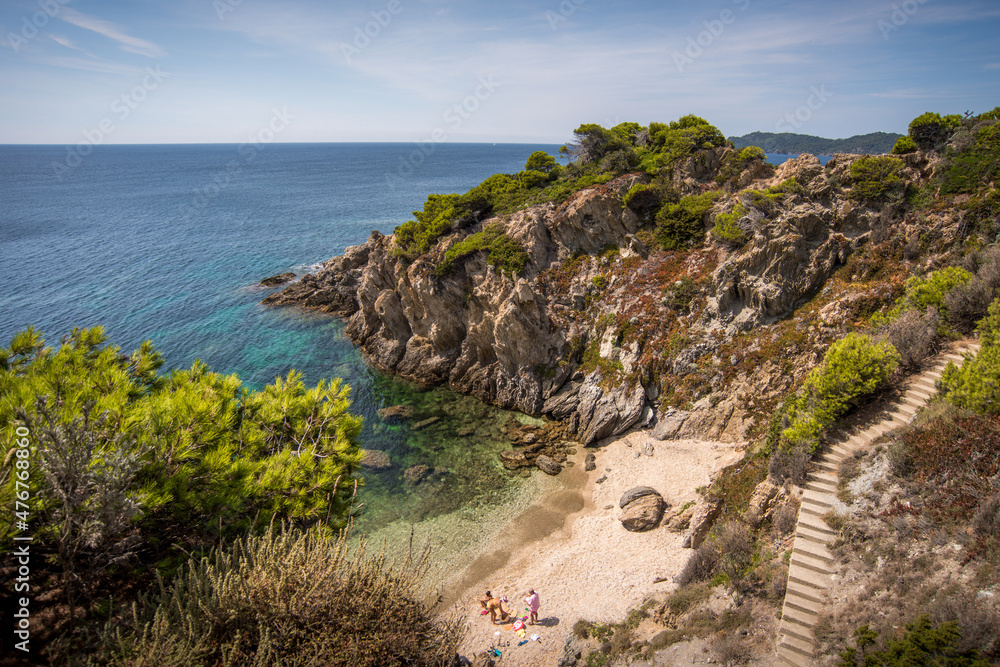 baie naturel de la côte d'Azur en été avec ciel bleu