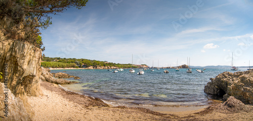 panoramique sur baie et port de plaisance naturel de la côte d'Azur en été avec ciel bleu