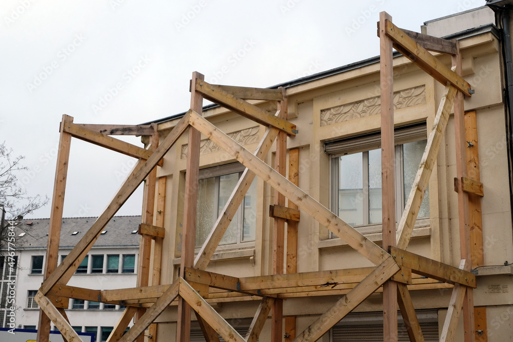 Étayage d'une maison sur un chantier de construction à Vannes Étayage d'une maison sur un chantier de construction à Vannes