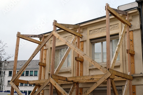 Étayage d'une maison sur un chantier de construction à Vannes