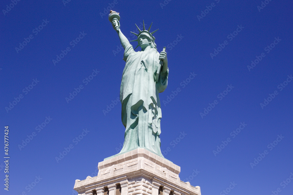 Estátua da liberdade com fundo do céu azul