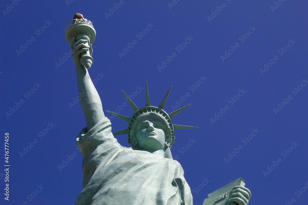 Fototapeta premium Estátua da liberdade com fundo do céu azul