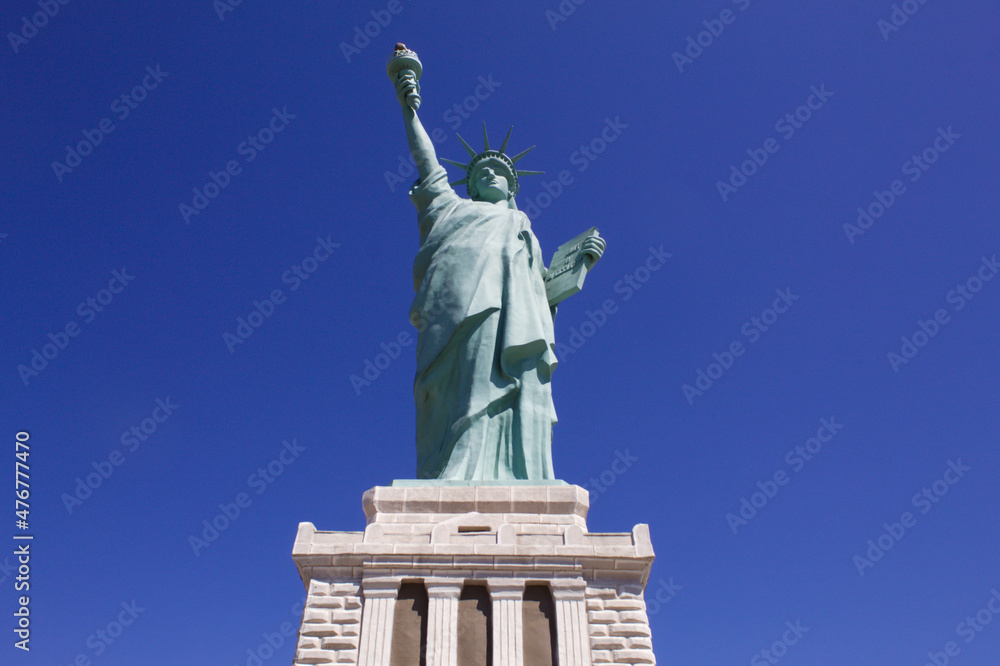 Fototapeta premium Estátua da liberdade com fundo do céu azul