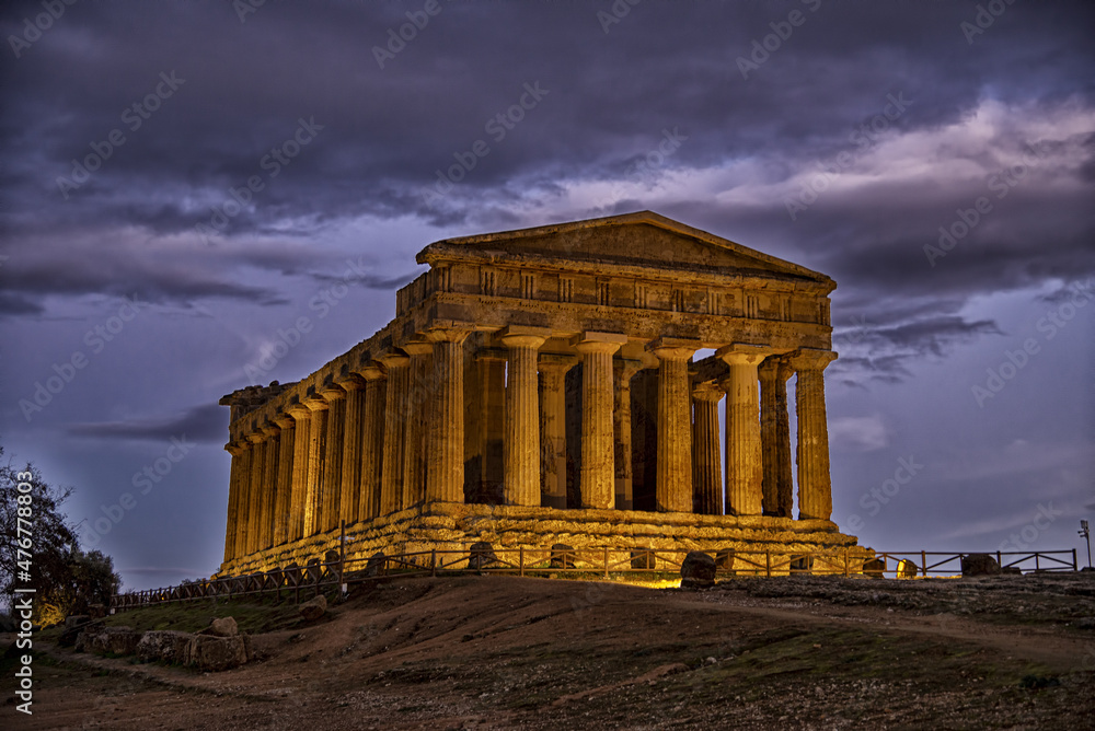 Obraz premium Valley of Temples, Temple of Concordia at sunset, Agrigento, Sicily. Italy