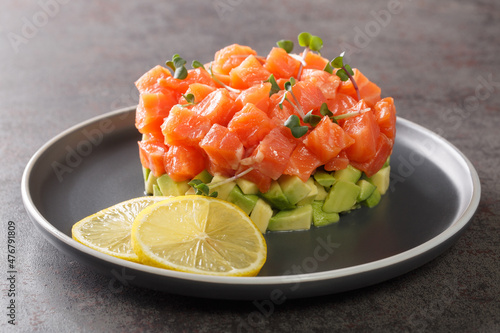 Obraz na płótnie Raw salmon tartare, trout tartar or red fish cubes salad with fresh avocado closeup w salonie
