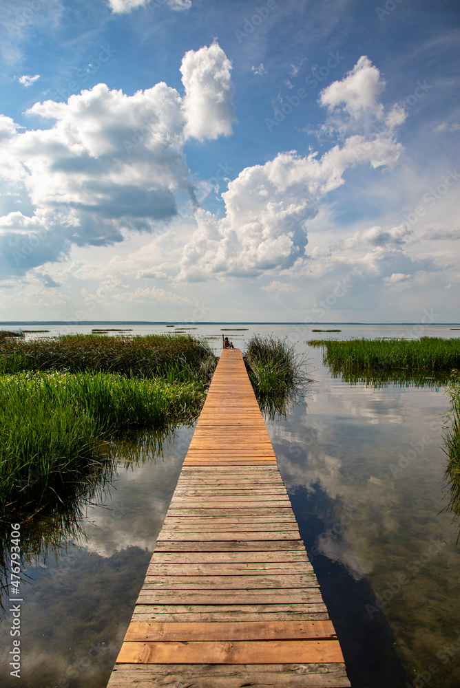 Obraz premium A wooden jetty on the lake