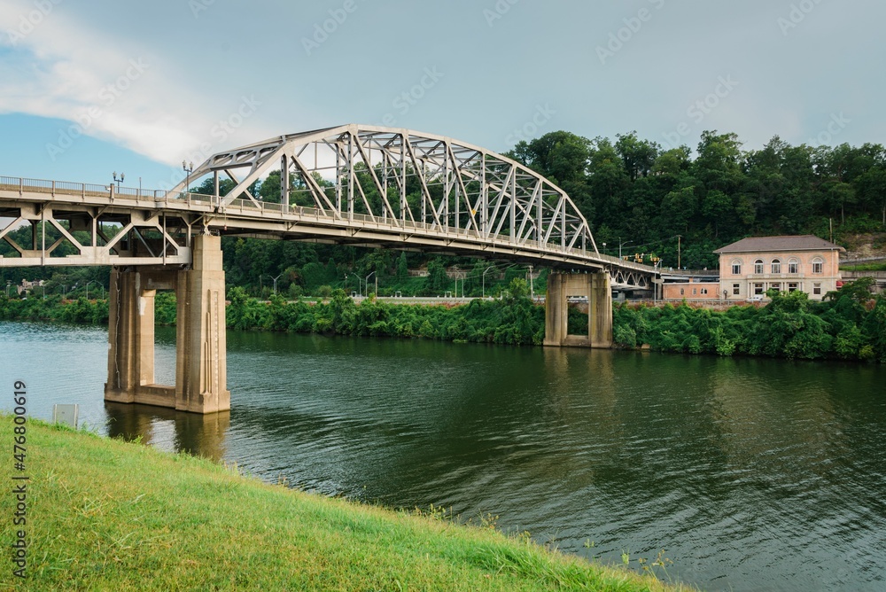 Obraz premium The South Side Bridge and Kanawha River, in Charleston, West Virginia