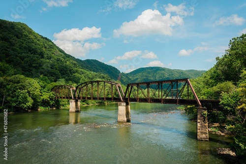 Cuadro en lienzo Railroad bridge over the New River, in New River Gorge National Park, West Virgi