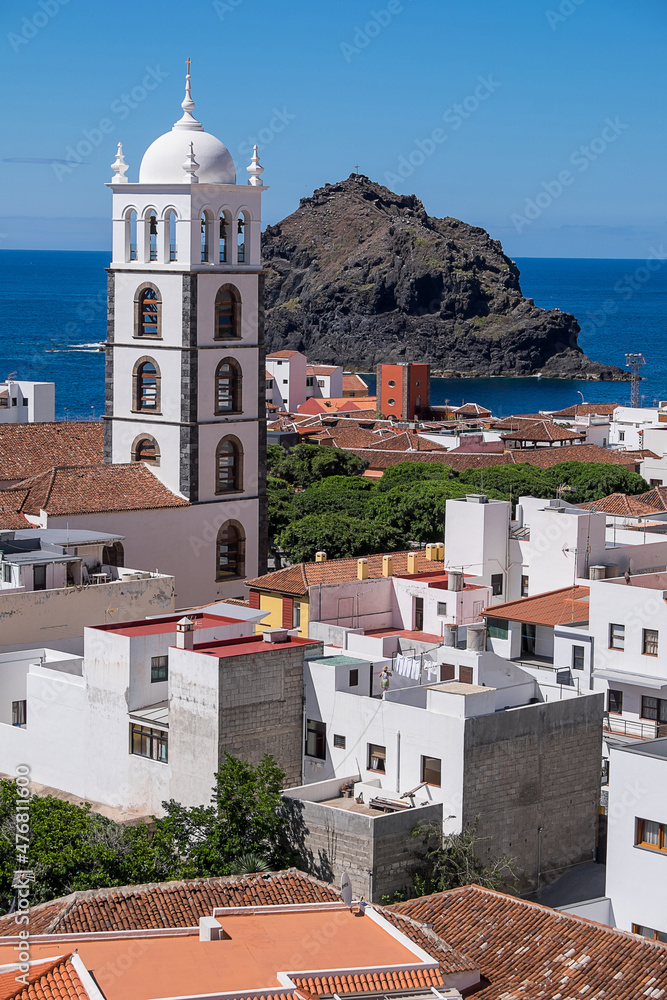Vista del pueblo de Garachico y campanario de la parroquía de Santa Ana, en la costa norte de la isla de Tenerife, Canarias