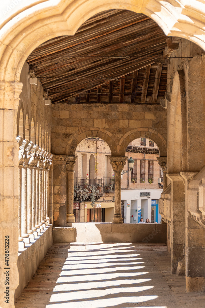 Antiguos porticos de piedra en la ciudad de Segovia