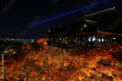 清水寺 夜の本堂と紅葉