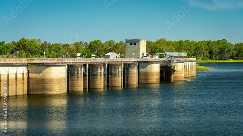 Fotografie North Pine Dam built in 1976 with a concrete spillway across the North Pine Rive